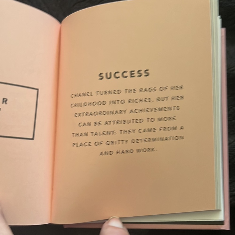 The little book of COCO CHANEL 192 pages of Coco quotes & info. Style to live by - Picture 3 of 6
